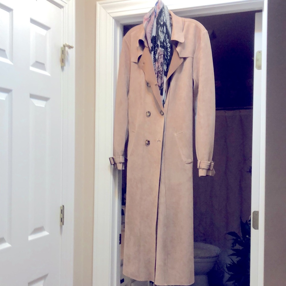 MAKE ME AN OFFER - Solitaire size L, nude/pink faux suede maxi coat.